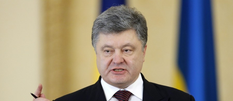 Zachodnie sankcje wobec Rosji powinny być utrzymane do czasu, gdy całkowicie wycofa swoje wojska z Ukrainy – oświadczył prezydent Ukrainy Petro Poroszenko podczas spotkania w Bukareszcie z prezydentem Rumunii Klausem Iohannisem. 