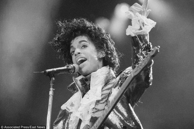 21 kwietnia zmarł Prince. Legendarny muzyk, wokalista, producent i kompozytor. Miał 57 lat. Artyści z całego świata wspominają gwiazdora oraz oddają mu hołd.