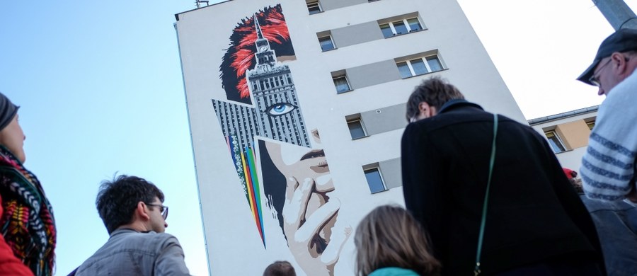 Wizerunek Davida Bowiego i wrysowany weń Pałac Kultury i Nauki - na fasadzie bloku przy ul. Marii Kazimiery w Warszawie powstał mural, poświęcony tej słynnej postaci muzyki rozrywkowej XX wieku. W czwartek odbyło się odsłonięcie malowidła.
