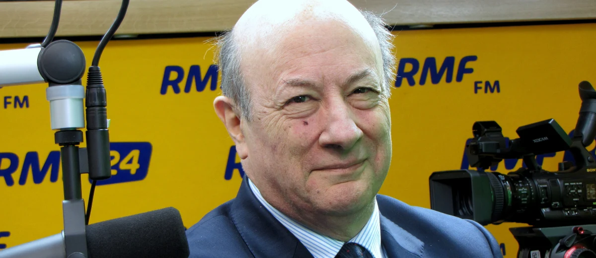 "Polska jest na drodze do dyktatury i wiemy, kto byłby polskim dyktatorem. PiS przygotowuje się do efektywnego wywłaszczenia Polaków z praw demokratycznych" - mówi gość Kontrwywiadu RMF FM, były wicepremier Jacek Rostowski z PO. Jego zdaniem, "zamach na Trybunał Konstytucyjny jest częścią przemyślanego planu, aby móc zmanipulować wybory w 2019 roku i władzy w Polsce nigdy nie oddać". Były wicepremier dodaje, że "nie ma wątpliwości, że niedemokratyczna Polska jest dyktaturą, bo władza nie może przegrać, nawet jeżeli przegrywa na ilość głosów". "Prezydent, nie chcąc zaprzysiąc 3 sędziów TK, codziennie popełnia przestępstwo niedopełnienia obowiązków. Premier podobnie, nie publikując orzeczenia Trybunału" - ocenia Rostowski. Relacje Polska-Unia Europejska? "Były premier Belgii powiedział coś, co jest w pełni prawdziwe: gdyby dziś Polska kandydowała na członka Unii, to nie zostałaby przyjęta" - mówi gość RMF FM. Dopytywany dlaczego, odpowiada, że "Polska nie spełnia wymogów demokracji dlatego, że premier i prezydent dzień w dzień, od wielu miesięcy łamią prawo". Zdaniem Jacka Rostowskiego, Unia nie może się zgodzić na to, żeby należał do niej kraj, który jest niedemokratyczny.