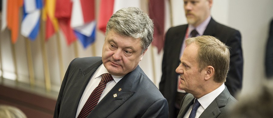 Prezydent Ukrainy Petro Poroszenko oraz przewodniczący Rady Europejskiej Donald Tusk omówili w rozmowie telefonicznej nowy etap stosunków między Kijowem a Brukselą. Tematem rozmowy była także sytuacja w Donbasie, gdzie wciąż dochodzi do starć z prorosyjskimi separatystami. 