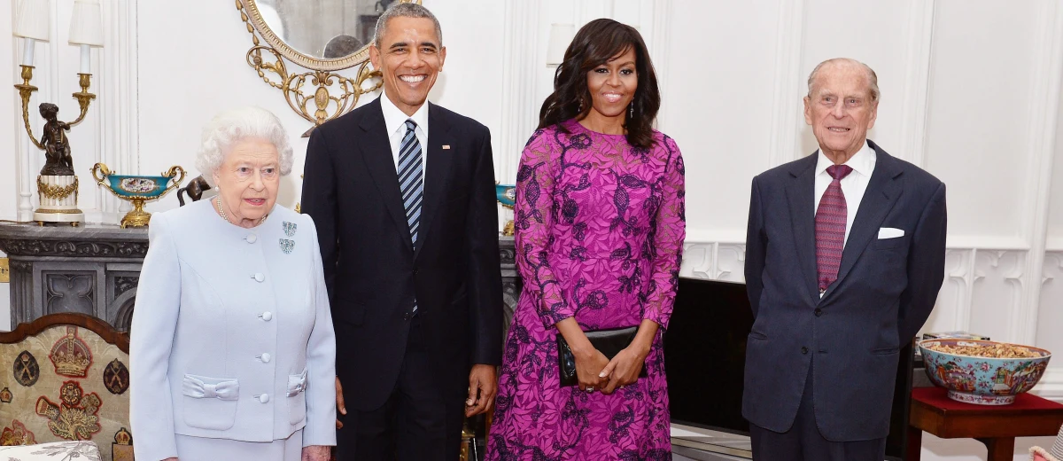 Sto lat dla Królowej, Elżbiety II, i tyleż samo dla Unii Europejskiej! Z takim przesłaniem przybył do Londynu z trzydniową wizytą prezydent Stanów Zjednoczonych, Barack Obama. W programie jego pobytu nad Tamizą znajduje się lunch z królową i kolacja z jej wnukami, Williamem i Harrym. Na dwa miesiące przed unijnym referendum, Brytyjczycy są świadkami przyrządzania dwóch pieczeni na jednym ogniu… i to w sosie amerykańskim.
