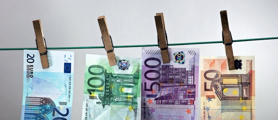 Bułgarskie służby specjalne rozbiły drukarnię fałszywych pieniędzy. Śledczym udało się przejąć gotowe banknoty o wartości 2,4 mln euro, a także materiały do dalszej produkcji kilku milionów.