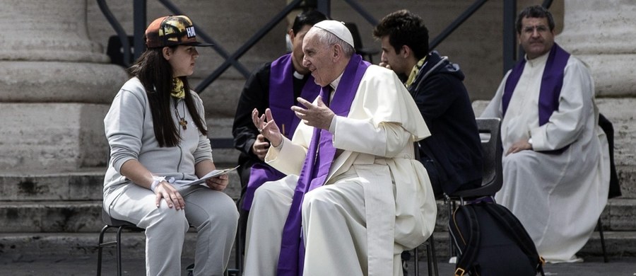Papież Franciszek przyszedł nieoczekiwanie w sobotę w południe na plac Świętego Piotra, by wyspowiadać grupę nastolatków, uczestniczących w dwudniowym Jubileuszu Młodzieży. Do Rzymu przybyło około 60 tysięcy osób.