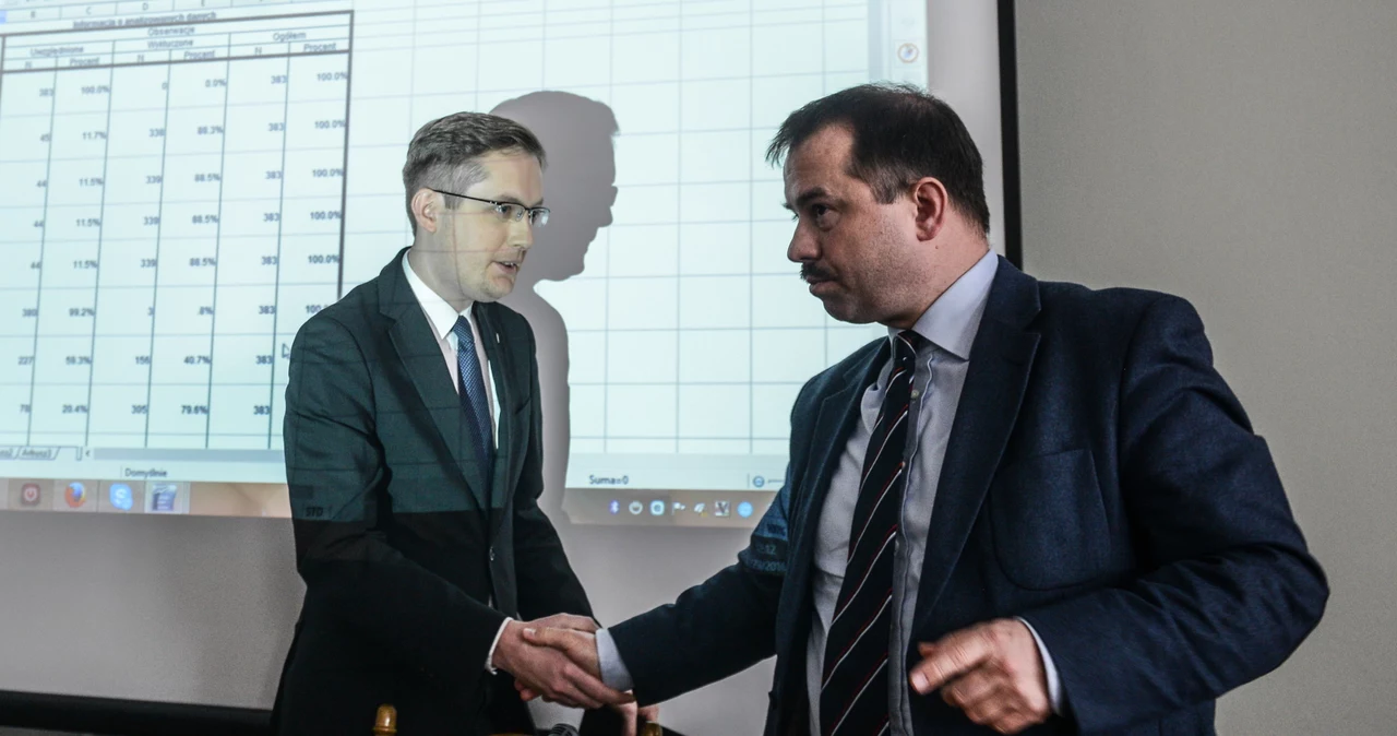 Poseł Kukiz'15, szef Ruchu Narodowego Robert Winnicki (L) i wiceprezes Ruchu Narodowego Artur Zawisza (P) przed posiedzeniem Rady Politycznej RN