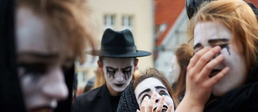 W Wielkiej Brytanii kilkadziesiąt wydarzeń i spektakli teatralnych uświetnia obchody 400. rocznicy śmierci Williama Szekspira - dramatopisarza i poety uważanego za jedną z najwybitniejszych postaci literatury angielskiej i światowej oraz symbol brytyjskiej kultury.