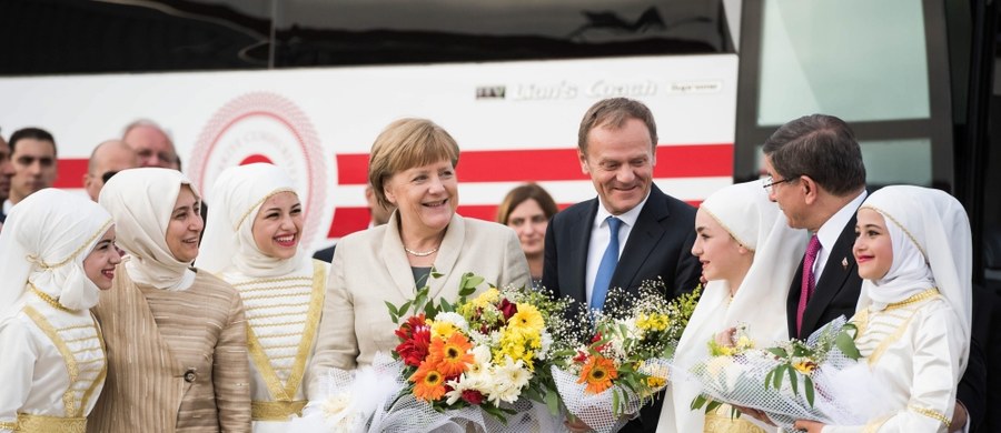 Turcja ponagla Unię Europejską do zniesienia wiz dla swoich obywateli. Premier kraju Ahmet Davutoglu ostrzega, że bez spełnienia tej obietnicy Ankara przestanie przyjmować uchodźców z krajów Wspólnoty. Jednocześnie zaprzeczył, że jego kraj odsyła migrantów z Europy z powrotem do Syrii. 