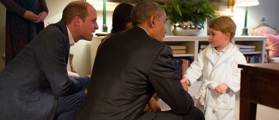Na prezydenta USA czasami warto poczekać, nawet jeżeli się ma niespełna trzy latka i powinno się już spać. Z takiego założenia najwyraźniej wyszedł książę William i księżna Kate, którzy pozwolili małemu księciu George'owi przywitać się z Barackiem Obamą. W piżamie i szlafroku.