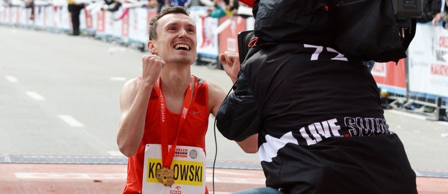 Artur Kozłowski (MULKS MOS Sieradz) wynikiem 2:11.54 został mistrzem Polski na dystansie 42 km 195 m i zwycięzcą czwartej edycji Orlen Warsaw Marathon. Drugie miejsce zajął rekordzista kraju Henryk Szost (WKS Grunwald Poznań) - 2:12.40.