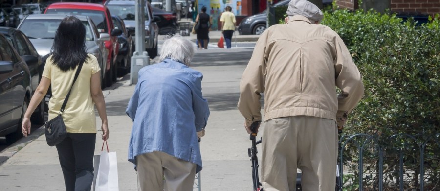 Niemiecka minister pracy Andrea Nahles popiera "elastyczny" wiek emerytalny dopasowany do indywidualnych warunków. "Każdy powinien móc sam zdecydować, kiedy odejdzie na emeryturę" - powiedziała Nahles w rozmowie z "Bild am Sonntag". Obecnie Niemcy realizują program stopniowego podnoszenia do 67 lat wieku emerytalnego.