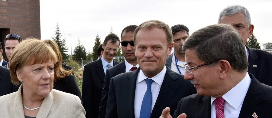 Prezes Rady Europejskiej Donald Tusk zasugerował, że prezydent Turcji Racep Tayyip Erdogan powinien mieć grubszą skórę, by nie dać się krytyce. Tusk razem z kanclerz Niemiec Angelą Merkel podczas swojej wizyty w Turcji m.in. odwiedzili ośrodek dla syryjskich uchodźców w Gaziantep. 