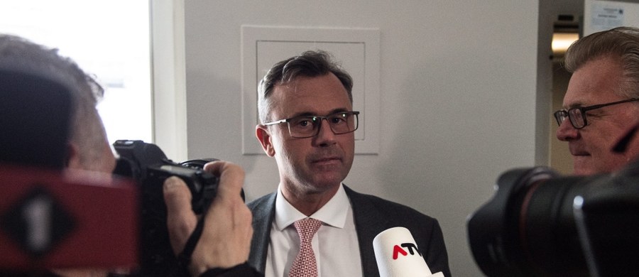 Kandydat skrajnie prawicowej Austriackiej Partii Wolności (FPOe) Norbert Hofer prowadzi w wyborach prezydenckich w Austrii. Głosowało na niego 36,7 proc. wyborców - podała publiczna telewizja ORF.