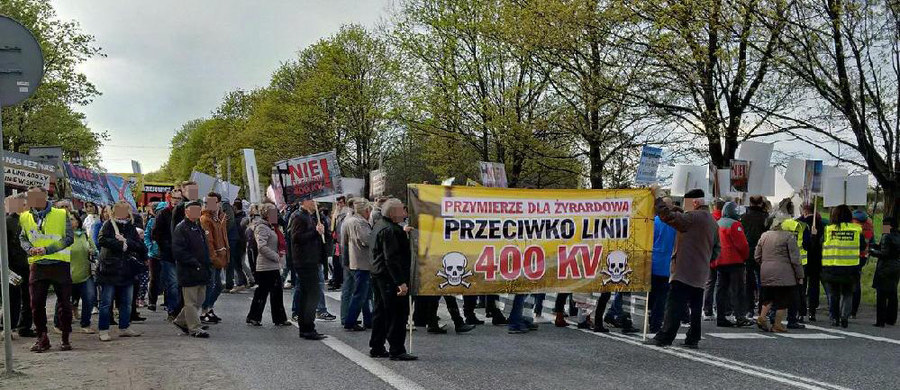 W Słabomierzu na Mazowszu na trasie Żyrardów-Mszczonów mieszkańcy zablokowali drogę. Protestują przeciwko budowie linii wysokiego napięcia. Informację i zdjęcia dostaliśmy na Gorącą Linię RMF FM. 