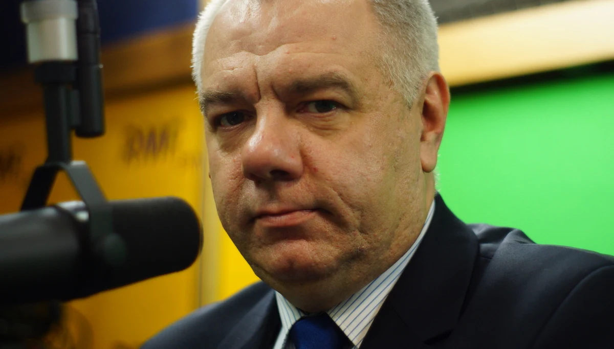 "Z całym szacunkiem do osób, które podpisują się pod listem - mylą się. Mają fałszywy obraz tego, co się w Polsce dzieje. To nie jest prawda, to nie jest prawdziwy przekaz" - mówi o apelu byłych prezydentów, szefów MSZ i opozycjonistów gość Kontrwywiadu RMF FM, poseł PiS Jacek Sasin. Apel dotyczy "przywrócenia demokratycznego państwa prawa". Zdaniem autorów "stajemy się państwem specjalnej troski". "Bardzo niedobrze, że używa się tego typu określeń w stosunku do Polski. Polska jest normalnym, demokratycznym państwem, dobrze funkcjonujących w Europie" - uważa Sasin. Dodaje, że bardzo niedobrze, że sami siebie przedstawiamy w takim świetle, bo "dajemy asumpt do tego, żeby inni nas w ten sposób traktowali". Zdaniem polityka w Polsce toczy się normalna dyskusja w sprawie Trybunału Konstytucyjnego. "Kiedy my chcemy wprowadzić ustawę, żeby obecność sędziów rozstrzygających była większa, bo tego ta nowa ustawa dotyczy, to jest zamach na demokrację. Czy zamach na demokrację jest wtedy, kiedy 3 osoby mogą decydować, czy może jednak decydować TK w pełnym składzie?" - pyta gość Kontrwywiadu. Zdaniem Jacka Sasina "TK został sparaliżowany decyzjami przewodniczącego, który postanowił nie respektować prawa". "Jeśli prezes Trybunału nie respektuje prawa, dokonuje rokoszu przeciwko państwu, to on odpowiada za konsekwencję działań" - ocenia poseł. Pytany o to, czy jest przekonany co do słuszności działań PiS, odpowiada: "Nie znam człowieka, który nie miałby żadnych wątpliwości w żadnej sprawie". Sasin dodaje, że Prawo i Sprawiedliwość postępuje słusznie "co do istoty sprawy". "Można spierać się o taktyczne kwestie" - uważa gość RMF FM.