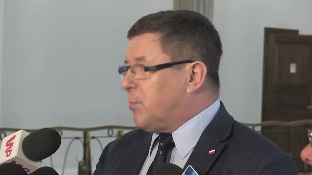 - Jestem z jednej strony zdziwiony, a z drugiej zaskoczony. Piszą to byli prezydenci pochodzący z różnych obozów politycznych, ale ta główna myśl - "żeby było tak jak było" - widać, że ich bardzo spaja. Chodzi o to, że zmiany dokonywane przez Prawo i Sprawiedliwość są na tyle głębokie, że naruszają interesy środowisk, które byli prezydenci reprezentują - to opinia Zbigniewa Kuźmiuka (PiS).
