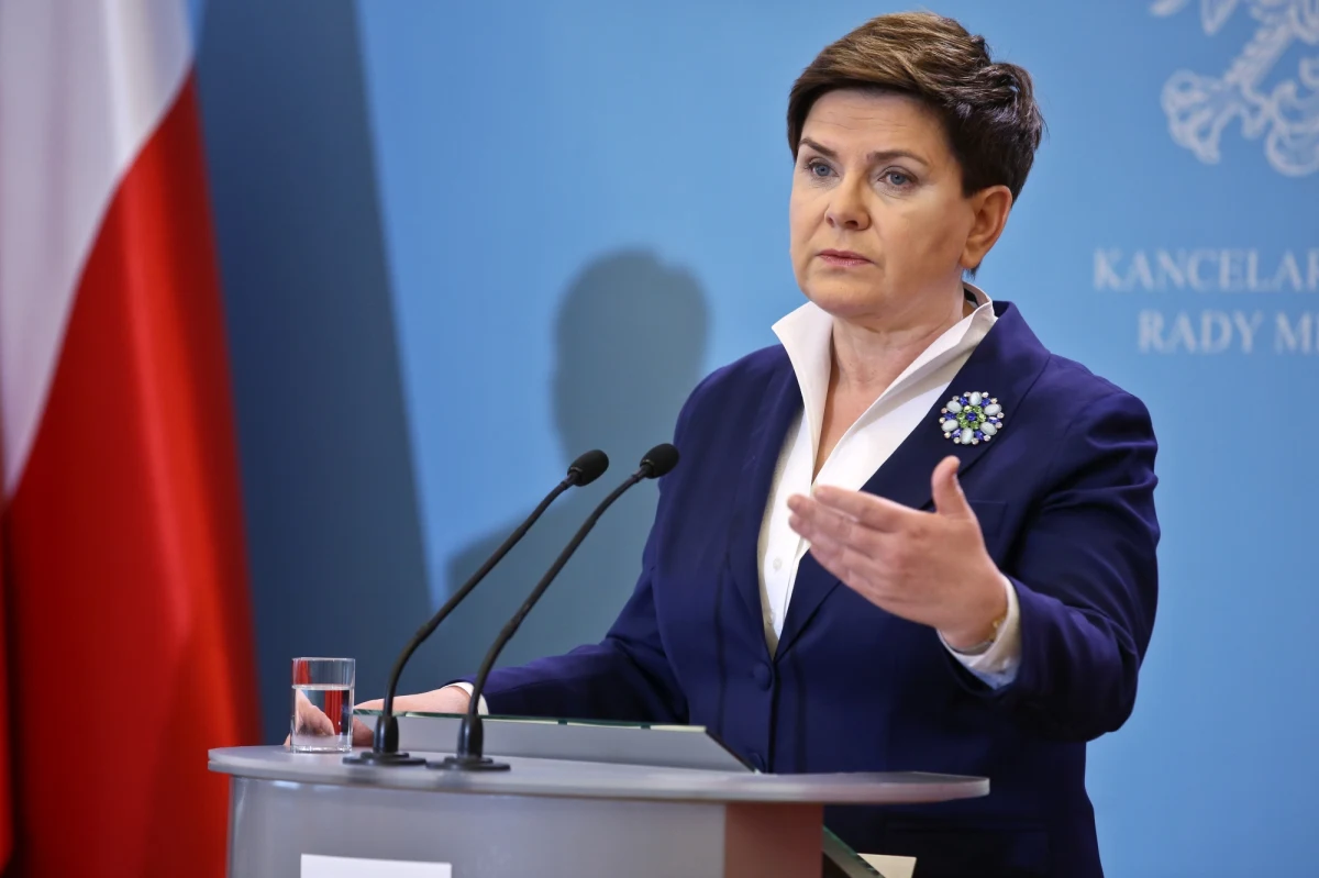 Sygnatariusze listu nie chcą zgadzać się z wolnymi wyborami Polaków - powiedziała premier Beata Szydło, pytana o list otwarty byłych  prezydentów, szefów MSZ i opozycjonistów. Dokument opublikowała w poniedziałek "Gazeta Wyborcza". Czytamy w nim m.in. "próba stworzenia przez PiS porządku własnego jest uzurpacją władzy. Wzywamy polityków obozu rządzącego, którym drogie są państwo i demokracja, do odmowy udziału w ich niszczeniu. Przypominamy, że za łamanie Konstytucji winni poniosą odpowiedzialność". 