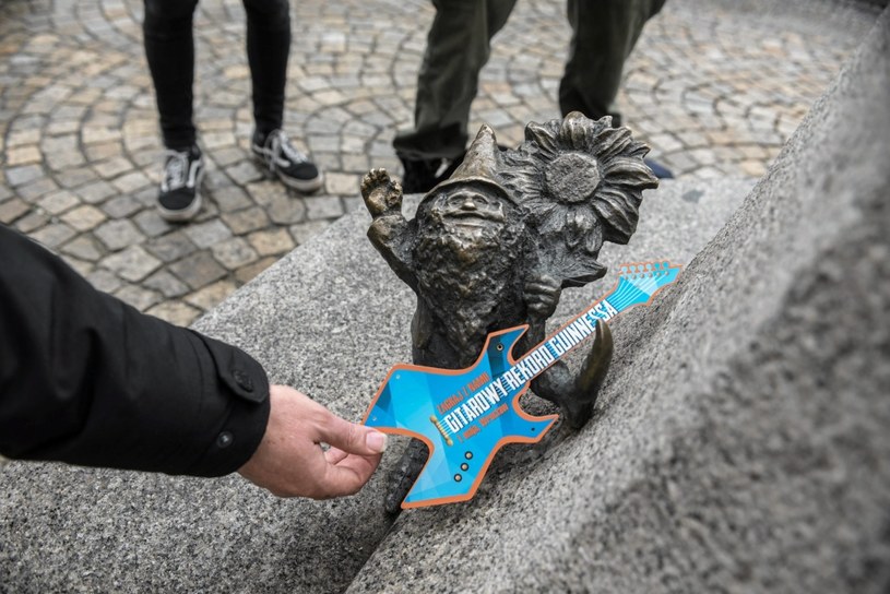 1 maja tysiące entuzjastów gitarowego grania przyjedzie do Wrocławia, aby wspólnie stworzyć Największą Gitarową Orkiestrę Świata w Europejskiej Stolicy Kultury 2016. Aby ustanowić nowy Gitarowy Rekord Guinnessa musi razem zagrać przynajmniej 7345 gitarzystów.