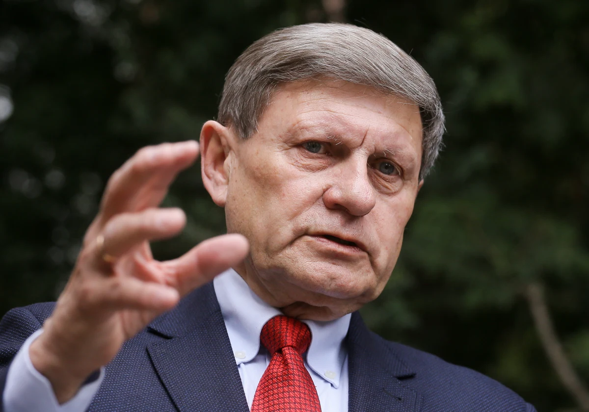 Prof. Leszek Balcerowicz wchodzi do ukraińskiego rządu. Ma być doradcą ds. reform, przedstawicielem prezydenta Poroszenki. Chodzi o udział w procesach decyzyjnych od samego początku oraz o merytoryczny wpływ na projekty i plany strategiczne, a nie o opiniowanie po fakcie - tłumaczy były wicepremier. Do współpracy zaprosił między innymi Jerzego Millera. Jak będzie wyglądała praca w ukraińskim rządzie i co dokładnie będzie robił Balcerowicz? Dlaczego się na to zdecydował? Byli prezydenci, szefowie MSZ i opozycjoniści apelują o przywrócenie demokratycznego państwa prawa. Ich zdaniem Polska staje się państwem "specjalnej troski" i i zmierza do autorytaryzmu. Czy faktycznie jest tak, jak przedstawiają to autorzy listu?  We wtorek gościem Konrada Piaseckiego w Kontrwywiadzie RMF FM będzie doradca rządu Ukrainy ds. reform, były wicepremier, minister finansów i szef NBP prof. Leszek Balcerowicz. 