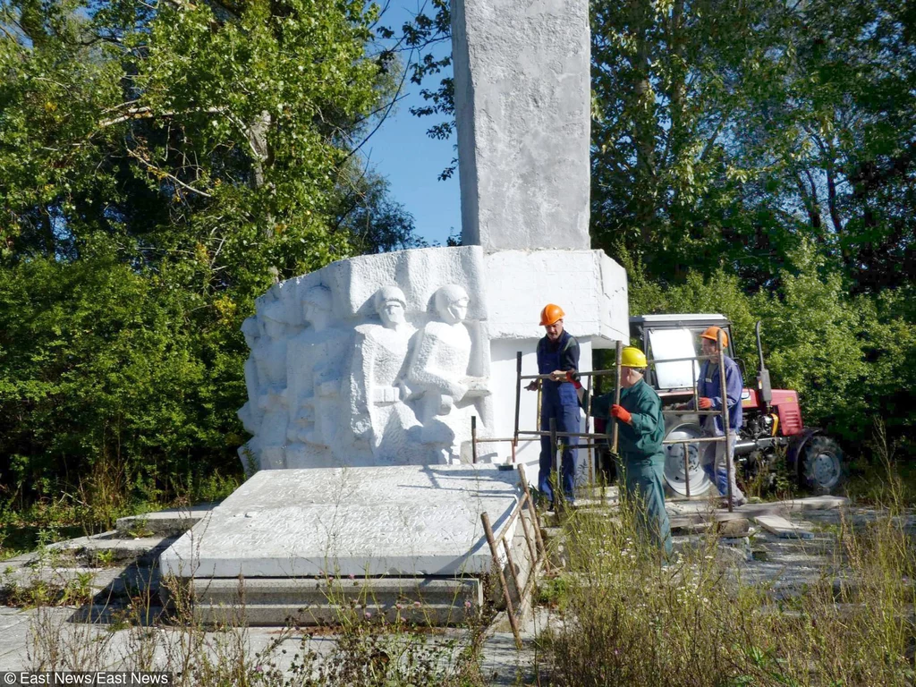 Rozbiórka kontrowersyjnego pomnika w Pieniężnie