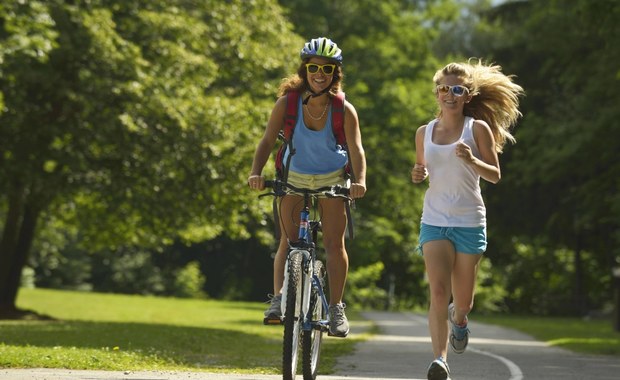Wiosna sprzyja aktywnościom na świeżym powietrzu. Trzeba jednak pamiętać, że biegając, jeżdżąc na rowerze, czy na rolkach możemy nabawić się kontuzji. Co robić, aby nasze stawy i mięśnie nie bolały?