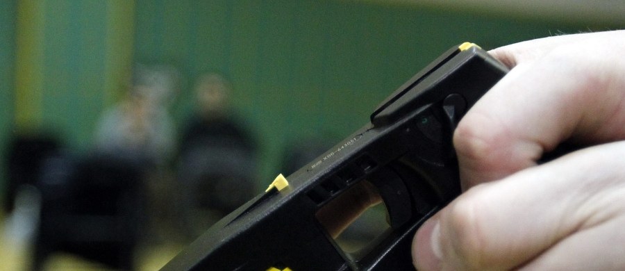 Ponad 400 razy brytyjscy policjanci użyli w ubiegłym roku paralizatorów wobec dzieci - alarmuje kontrolująca działanie funkcjonariuszy organizacja społeczna. W prawie sześćdziesięciu przypadkach obezwładnione w ten sposób osoby miały mniej niż 14 lat. 