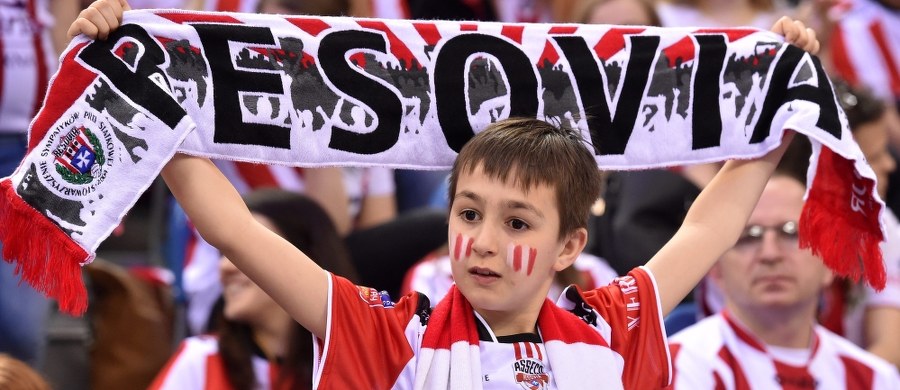 To miał być finał pełen emocji. Po dwóch meczach i wysokich zwycięstwach na własnym parkiecie to jednak siatkarze ZAKSY Kędzierzyn-Koźle są o krok od zdobycia mistrzostwa Polski. Potrzebują do tego jeszcze jednego zwycięstwa nad Asseco Resovią. Może uda się już we wtorek na wyjeździe? Początek meczu o 20.30.