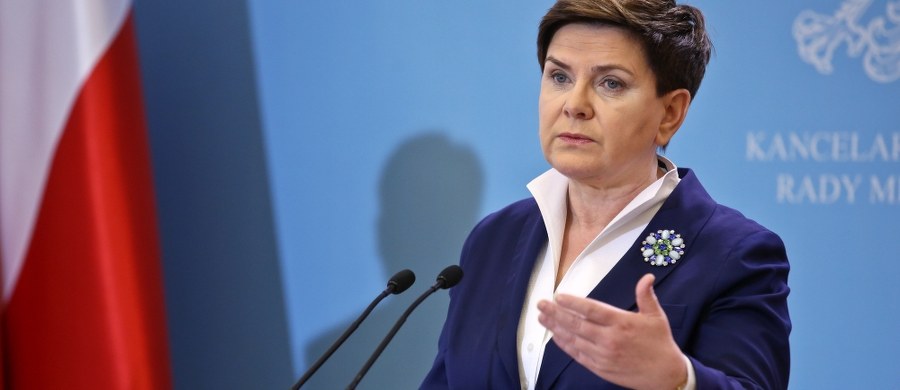 W powietrzu unosi się zapach zmian w rządzie. Z silną nutą zmiany samej premier. Partyjni towarzysze Beaty Szydło zaczynają snuć wokół niej woń przypominającą tę, która towarzyszyła w ostatnich tygodniach premierostwu Kazimierza Marcinkiewicza. I, co dla niej gorsza, swoje trzy grosze do budowania tej atmosfery dorzuca, także publicznie, sam Jarosław Kaczyński.