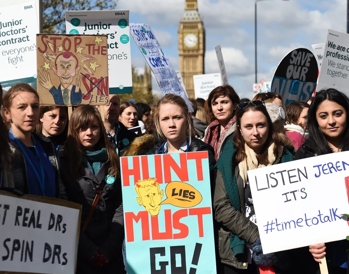 Kilkadziesiąt tysięcy lekarzy stażystów bierze w Anglii udział w dwudniowym strajku, największym w historii od powstania powszechnej służby zdrowia NHS w 1948 roku. Sprzeciwiają się wprowadzeniu nowych kontraktów, które zmuszą ich do pracy w weekendy. Twierdzą, że zmiana w warunkach zatrudnienia zaburzy ich życie prywatne. 