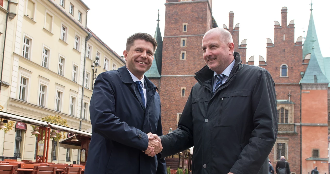 Lider Nowoczesnej Ryszard Petru i prezydent Wrocławia Rafał Dutkiewicz podczas konferencji prasowej na wrocławskim rynku