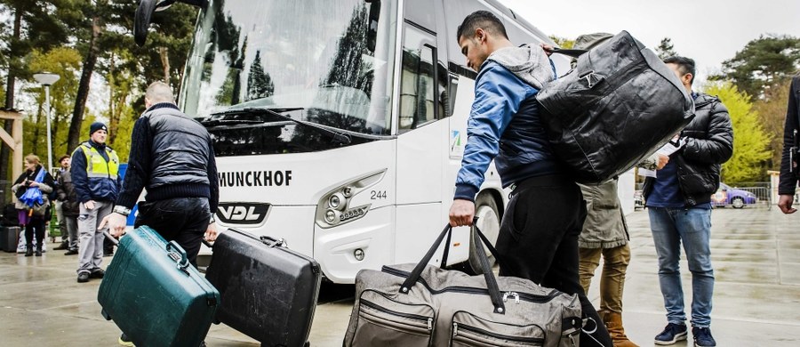 Czechy postanowiły przyjąć pierwszych siedmiu syryjskich uchodźców na podstawie kwot ich rozdzielania, uchwalonych w ubiegłym roku przez Unię Europejską - poinformowała czeska agencja CTK. Według czeskiego ministerstwa spraw wewnętrznych migranci zostali sprawdzeni pod względem bezpieczeństwa. Trzech z nich opuściło jednak ośrodki w Grecji, gdzie oczekiwali na transfer, uchylając się od przesiedlenia do Czech. 