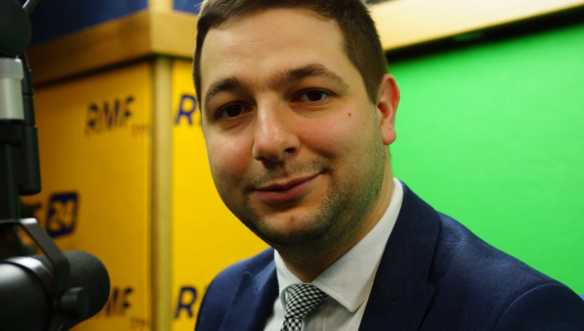 "Zachowanie Sądu Najwyższego jest skandaliczne. Albo ktoś celowo chce wprowadzać w państwie anarchię, bo czuje zobowiązanie wobec PO, albo nie czytał konstytucji" - mówi o uchwale Sądu Najwyższego gość Kontrwywiadu RMF FM, wiceminister sprawiedliwości Patryk Jaki. Sąd Najwyższy zapowiedział respektowanie nieopublikowanych wyroków Trybunału Konstytucyjnego. "To, co wydarzyło się wczoraj, to sytuacja bezprecedensowa. To skandaliczny nacisk na niezawisłość sędziów liniowych" - uważa minister. Jego zdaniem "to jest bunt salonu prawniczego przeciwko rządowi, przeciwko zwykłym ludziom". "Salon prawniczy zbuntował się przeciwko rządowi, bo chcemy zmienić wymiar sprawiedliwości i sądownictwo. Nie podoba im się to, że chcemy ujawniać ich majątki, wprowadzić nowe postępowanie dyscyplinarne. Dlatego się buntują" - dodaje Patryk Jaki. Polityk pytany o wypowiedź rzecznik klubu PiS, która stwierdziła, że sędziowie SN to "zespół kolesi", odpowiada: "To słowo, które jest uproszczeniem, ale chodzi o sprawę szerszą". Zdaniem gościa RMF FM decyzja Sądu Najwyższego to złamanie art.190, 194 i 197 konstytucji. "Sędziowie uznają, że część konstytucji ich obowiązuje, a część nie. Czy to jest państwo prawa?" - pyta minister. "Pytanie, na jakiej podstawie prawnej sędziowie SN chcą wydać swoją wiążącą interpretację dla sędziów liniowych" - mówi Jaki. Dodaje, że na tego typu działania jest przewidziane pytanie prawne i skarga kasacyjna, a nie uchwała. 