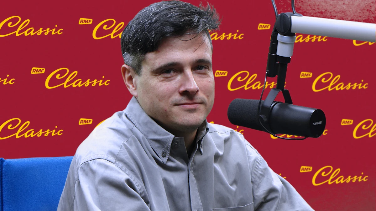 "Naśladując innych kładziemy spoiwo społeczne. Jak ja pana naśladuję, to nam jest lepiej ze sobą. Zaczynamy sobie ufać. Potrzebujemy tego, żeby wchodzić w interakcje, a potem je podtrzymywać" - mówi gość "Dania do Myślenia" w RMF Classic, psycholog społeczny z Uniwersytetu SWPS w Poznaniu Wojciech Kulesza. Kulesza jest autorem książki poświęconej tak zwanemu efektowi kameleona. "Badania pokazują, że noworodki, która mają kilkanaście godzin, zaczynają już naśladować. Potrzeba bycia z innymi ludźmi, tworzenia relacji nigdy nam nie mija" - uważa psycholog. Dodaje, że jeżeli ludzie się naśladują, to naśladowany chętniej mówi o ukrytych informacjach. Eksperymenty? "Wchodzi klient do kantoru i mówi jedno zdanie: ‘100 euro chcę wymienić’. Kasjer mówił albo ‘100 euro chce pan wymienić?’ albo mówił ‘okej’. Okazuje się, że jak powtarzam za panem, to pan mi potem wrzuca wyższe datki na cel charytatywny, jak pana o to proszę" - opowiada Wojciech Kulesza. Pytany o złe strony efektu kameleona odpowiada, że jest to między innymi spadająca samoocena. "W naszych badaniach pokazaliśmy, że jak pan mnie naśladuje, ja lubię pana bardziej, to siebie zaczynam mniej lubić" - tłumaczy psycholog.