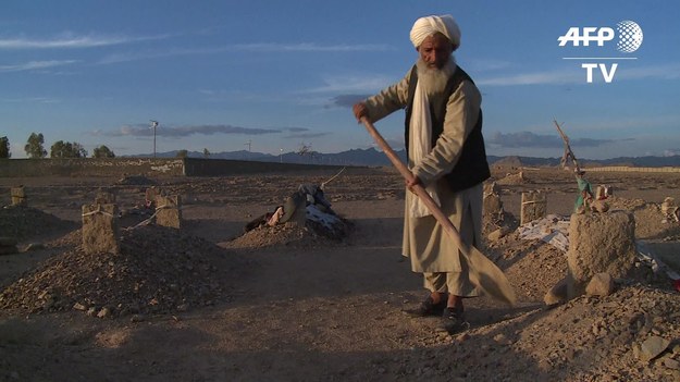 Oto cmentarz - święte miejsce talibów. Grzebane są tu ciała zamachowców-samobójców oraz talibskich rebeliantów, pochodzących z afgańskiej prowincji Kandahar. 


- Każde ciało powinno być oddane rodzinie, ale jeśli to niemożliwe, należy je pogrzebać z szacunkiem należnym każdemu człowiekowi – mówi grabarz Malik Abdul Hakim.


W Afganistanie regularnie dochodzi do zamachów samobójczych i nierzadko dokonują ich dzieci. Według ONZ, w 2015 roku zjawisko rekrutowania dzieci przez afgańskich rebeliantów bardzo się nasiliło. – Talibowie jasno stwierdzili, że zabraniają rekrutacji dzieci, ale niestety, nie widzimy, by w Afganistanie respektowano ten zakaz – mówi Danielle Bell, dyrektor Departamentu Praw Człowieka ONZ w Afganistanie. 