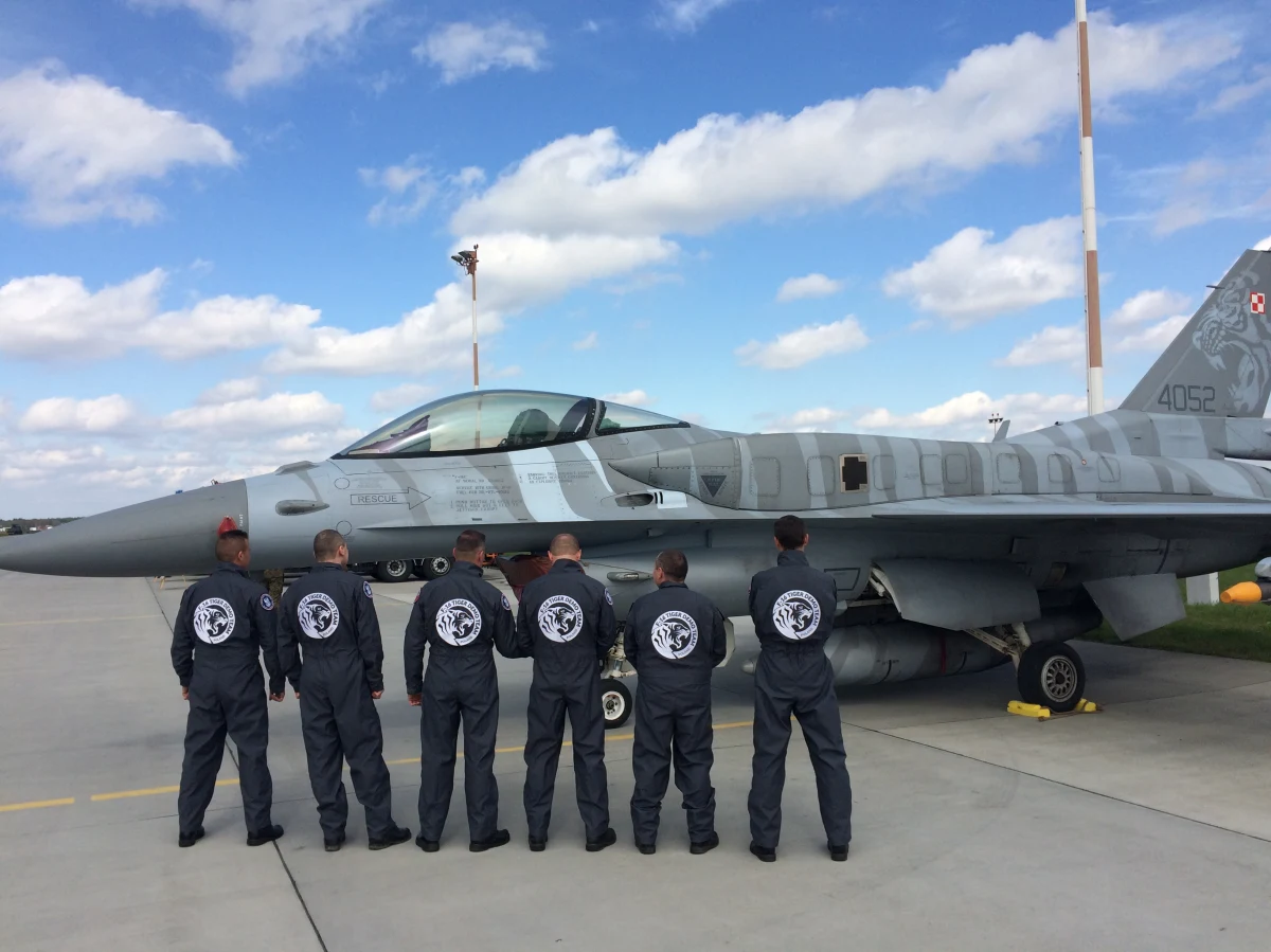 ​Akrobacje lotnicze i samoloty wojskowe - te dwie rzeczy łączą członkowie grupy F-16 Tiger Demo Team. Na poznańskich Krzesinach w środę zaczęli swój pierwszy sezon. Grupa powstała rok temu, ale od teraz będzie regularnie startować w międzynarodowych pokazach podobnych zespołów. Można też będzie na nią trafić w polskich bazach lotniczych.