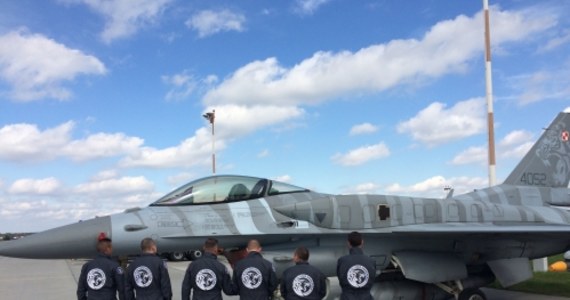 ​Akrobacje lotnicze i samoloty wojskowe - te dwie rzeczy łączą członkowie grupy F-16 Tiger Demo Team. Na poznańskich Krzesinach w środę zaczęli swój pierwszy sezon. Grupa powstała rok temu, ale od teraz będzie regularnie startować w międzynarodowych pokazach podobnych zespołów. Można też będzie na nią trafić w polskich bazach lotniczych.
