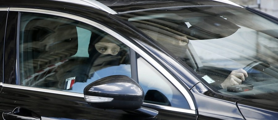 Salah Abdeslam - główny podejrzany w listopadowych zamachach terrorystycznych w Paryżu usłyszał zarzuty zabójstwa o charakterze terrorystycznym, porwań i posiadania broni oraz ładunków wybuchowych. Abdeslam został wydany dziś rano przez Belgię władzom Francji. Zostanie on umieszczony w osobnej celi więzienia Fleury-Merogis w pobliżu Paryża.