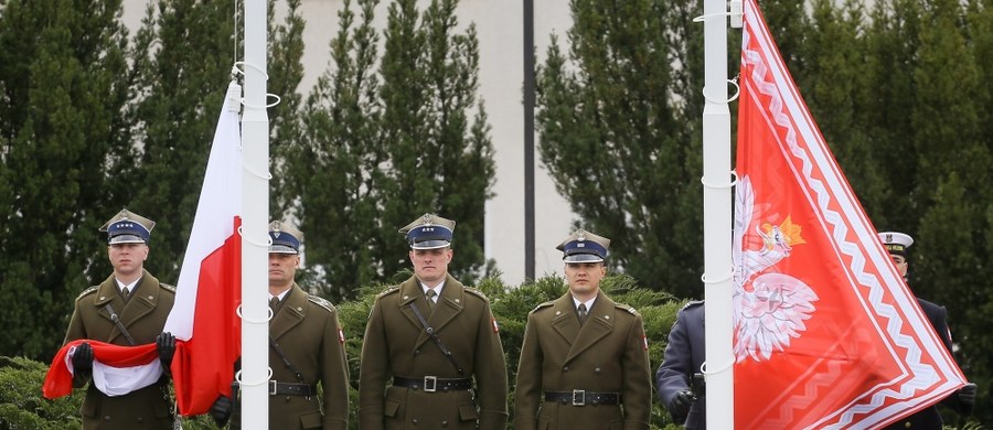 Jeśli w czasach III RP miałem kiedykolwiek prawdziwy kryzys wiary w możliwość demokratycznego rozwoju naszego kraju to nie w czasach "nocnej zmiany", nie w chwili, gdy na media zamachnęło się SLD, czy PO zamiatało kolejne afery pod dywan. Nawet nie po tragedii smoleńskiej. Moje osobiste minimum zaufania do procedur demokratycznych pojawiło się wtedy, gdy wyniki wyborów do sejmików wojewódzkich pokazały tak zadziwiający "podskok" PSL-u i olbrzymią liczbę nieważnych głosów. Fakt, że do tego doszło, że władze państwowe w ogóle się tym nie przejęły i nie przejęli się tym także - tak czuli na nasze sprawy - "europejscy przyjaciele", był dla mnie bardzo, ale to bardzo przygnębiający.