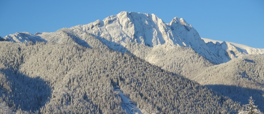 ​Nowe wyciągi i trasy narciarskie, systemy śnieżenia i skipassy - Podhale przygotowuje się do nowego sezonu zimowego. Większości nowych inwestycji nie będzie widać, ale sprawią one, że narciarzom będzie wygodniej i milej jeździło się na jednej czy dwóch deskach.