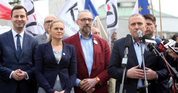 Liderzy KOD, PO, Nowoczesnej, PSL i lewicy pozaparlamentarnej wzywają do udziału w marszu 7 maja i zamanifestowania przywiązania do wartości demokratycznych oraz pokazania nowoczesnego patriotyzmu. Marsz pod hasłem "Jesteśmy i będziemy w Europie wyruszy o godz. 13 sprzed siedziby Trybunału Konstytucyjnego przy ul. Szucha. Jego uczestnicy przejdą na plac Piłsudskiego.