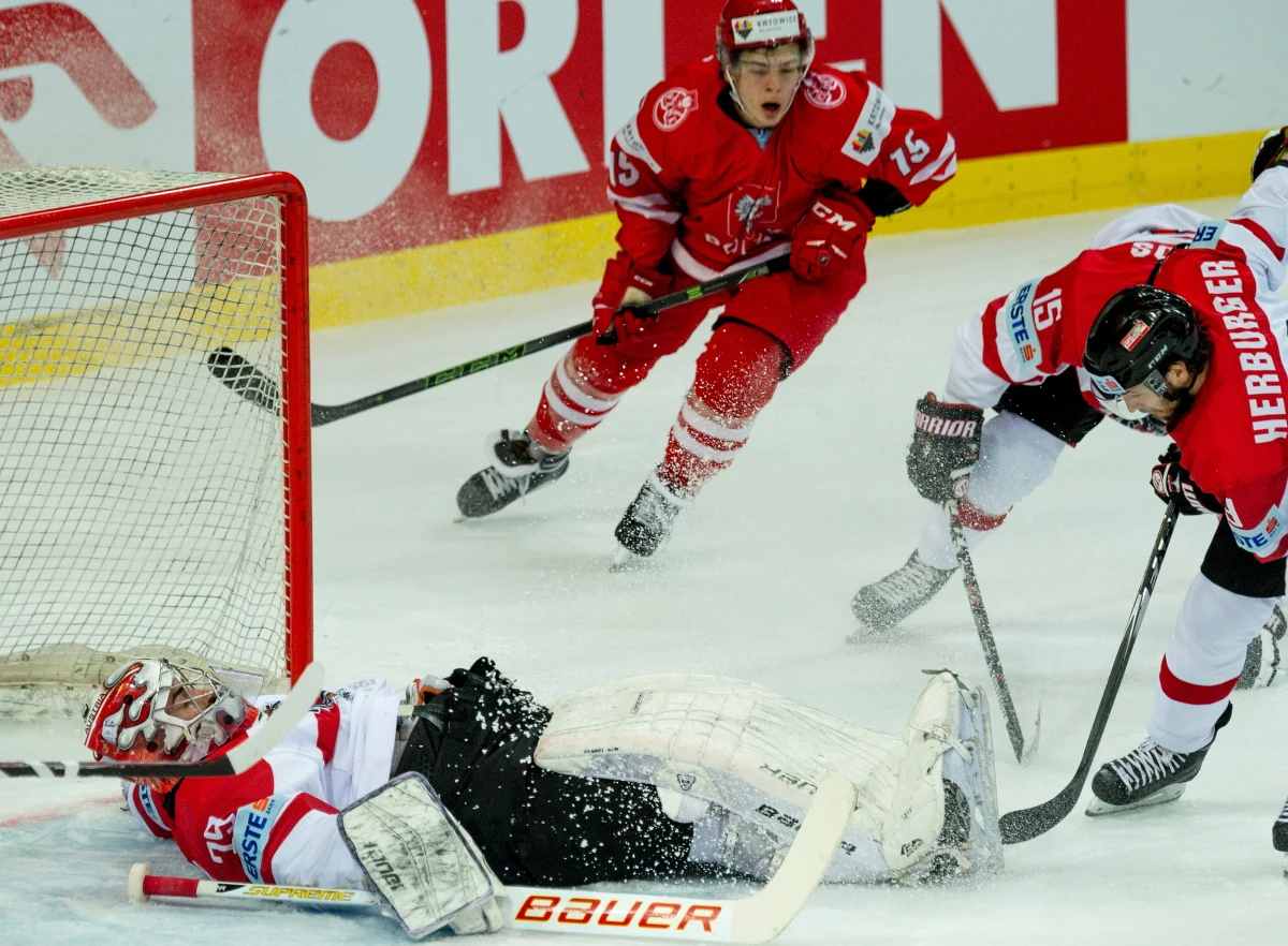 "Nasze morale po przegranych z Włochami i Koreą było lekko nadszarpnięte, nie tego się spodziewaliśmy. Postanowiliśmy sobie, że wychodzimy na następny mecz - Bóg wie, z kim to by było, czy są to spadkowicze z elity, czy kto inny - wychodzimy i musimy to wygrać, musimy zagrać swój najlepszy hokej" - mówił kapitan hokejowej reprezentacji Polski Marcin Kolusz o zwycięstwach biało-czerwonych nad faworytami MŚ 1A - Słowenią i Austrią. Aron Chmielewski podkreślał: "W tych ostatnich minutach, kiedy publiczność ożywała, gwizdała przeciwko Austriakom, myślę, że trzęsły im się ręce, nie mogli strzelić bramki. Przytrzymali nas trochę, ściągnęli bramkarza - i to dzięki kibicom - temu szóstemu zawodnikowi - udało nam się utrzymać zero z tyłu".