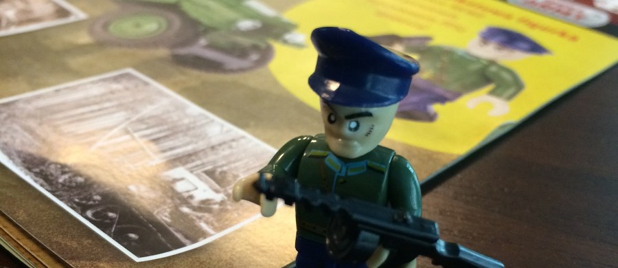 ​"W sposób niezamierzony wywołaliśmy kontrowersje. W przyszłości jeszcze bardziej uważnie będziemy przygotowywać kolejne numery serii" - tak tłumaczy się firma, która do klocków z kolekcji "Bitwa o Berlin" dołożyła figurkę oficera NKWD. Instytut Pamięci Narodowej interweniował w tej sprawie. Wskazał, że NKWD odpowiada za zbrodnie na narodzie polskim, a sama nazwa powinna kojarzyć się z koszmarem, a nie radosną zabawą żołnierzykami. Firma nie zamierza wycofać figurki z kolekcji, także dlatego, że numer został już sprzedany.