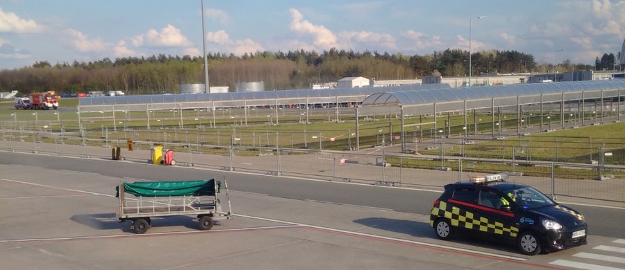 Koniec ewakuacji lotniska w Modlinie. "Służby sprawdziły terminal i rejon lotniska - nie znaleziono żadnego ładunku wybuchowego" - mówi RMF FM rzecznik policji w Nowym Dworze Mazowieckim. "Będziemy domagać się odszkodowania od sprawcy alarmu" - usłyszał z kolei nasz reporter od rzecznik lotniska.