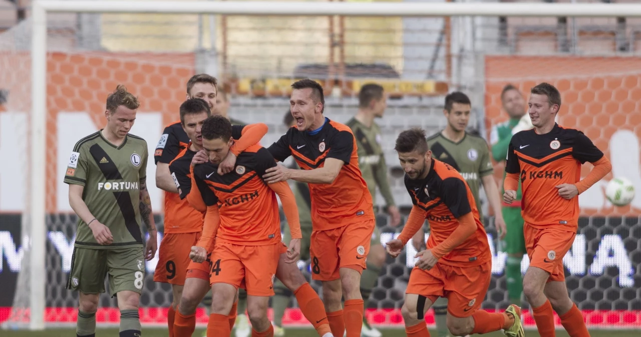 Jakub Tosik (numer 24) i piłkarze KGHM Zagłębia Lubin po golu na 1-0