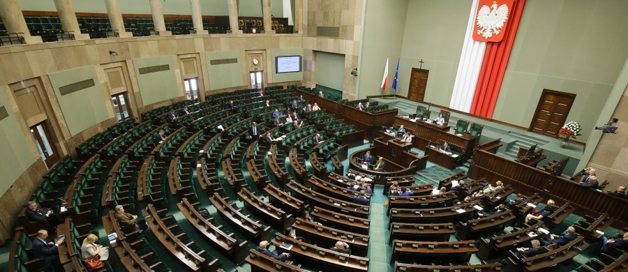 To wielka odnowa mediów, która da im niezależność od polityki i stabilność finansową - mówili o projekcie tzw. dużej ustawy medialnej posłowie PiS podczas pierwszego czytania w Sejmie. Skok na pieniądze, zamach na prawdę, ustawa, której trzeba się bać - oceniła z kolei projekt opozycja. Część tego obozu złożyła w Sejmie wniosek o odrzucenie projektów w pierwszym czytaniu; głosowanie w tej sprawie zaplanowano na piątek rano. Przedstawiciele klubu Kukiz`15 wystąpili natomiast o wysłuchanie publiczne ws. projektu ustawy, o co - jak mówili - poprosiły ich "różne środowiska twórcze".