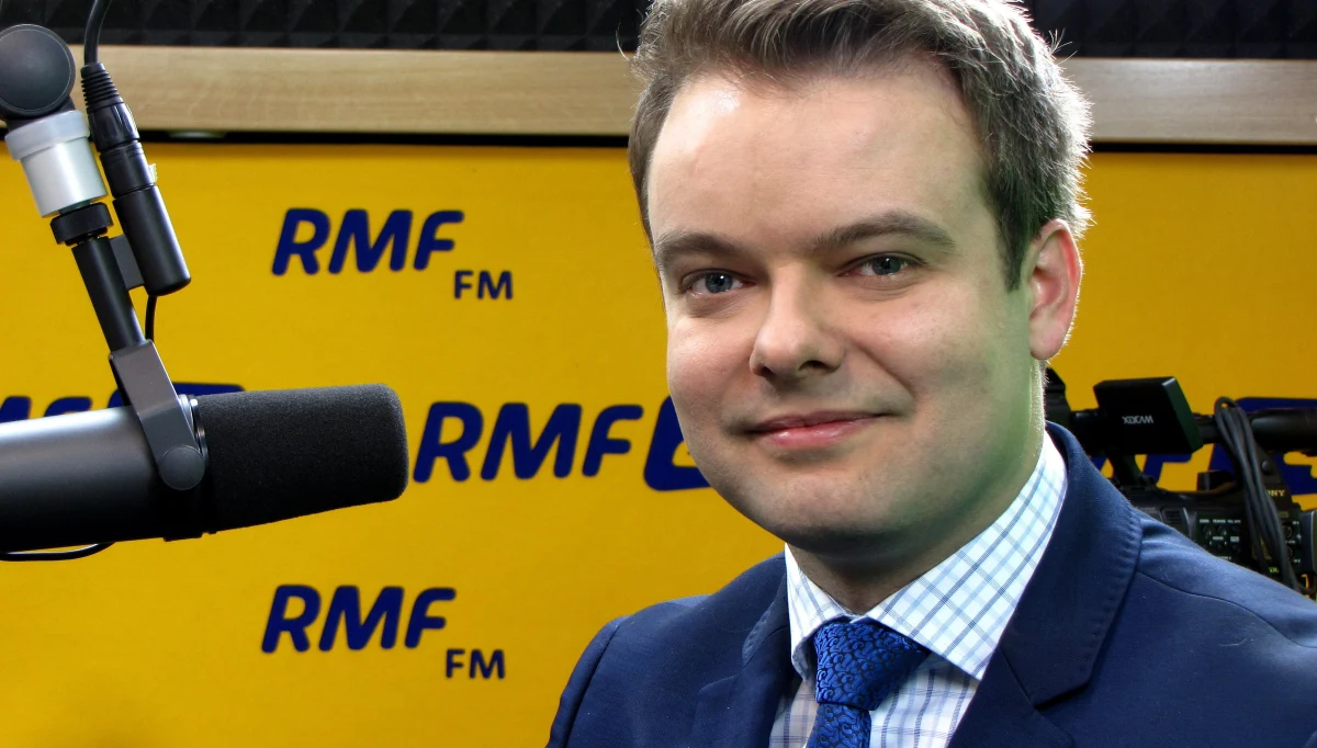 „Relacje premier-prezes PiS są bardzo dobre. Jeśli chodzi o wywiad prezesa, to powiedział, że nie należy popadać w samozachwyt i powinniśmy motywować się do tego, żeby skutecznie realizować program PiS” – mówi gość Kontrwywiadu RMF FM, rzecznik rządu Rafał Bochenek. Rząd Beaty Szydło eksperymentem? „Słowa o eksperymencie potraktowałbym w szerszym kontekście. Eksperymentem był każdy rząd od początku lat 90. Był, jest i będzie” – odpowiada Bochenek. Rzecznik rządu pytany o rewolucję w PIT, składkach ZUS i NFZ odpowiada: „Trwają prace i w najbliższym czasie będziemy chcieli przedłożyć założenia tej wielkiej reformy”. „Mamy nadzieję, że premier uda się pozytywnie zaskoczyć Polaków” – komentuje. Bochenek tłumaczy, że w tym momencie trwają rozmowy z ekspertami, analizy za i przeciw, „żeby reforma wywarła pozytywne skutki dla polskiego społeczeństwa”.