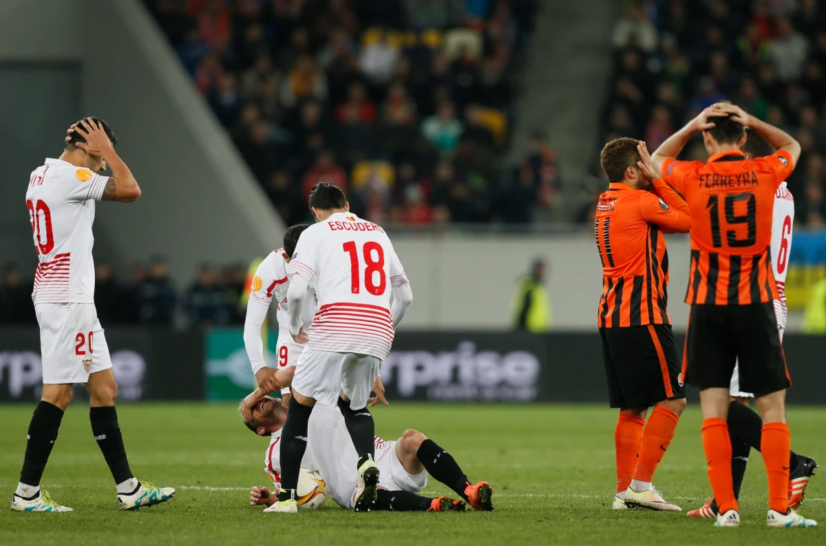 Michael Krohn-Dehli doznał groźnego urazu kolana podczas czwartkowego meczu piłkarskiej Ligi Europejskiej. Piłkarz Sevilli padł na murawę w 70. minucie i szybko został przewieziony do szpitala. 