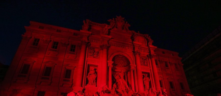 Rzymska fontanna di Trevi została w piątek wieczorem oświetlona na czerwono w hołdzie dla ponad 200 milionów chrześcijan prześladowanych na świecie. Kolor symbolizuje krew męczenników - wyjaśnili inicjatorzy tej akcji z organizacji Pomoc Kościołowi w Potrzebie.