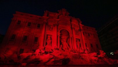Rzymska fontanna di Trevi oświetlona na czerwono ku czci męczenników