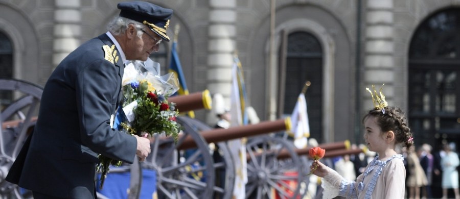 Szwedzi świętowali w sobotę 70. urodziny swego króla, Karola XVI Gustawa. Pośród rozlicznych uroczystości największe zainteresowanie wzbudził jednak nie solenizant, lecz jego wnuczęta - czteroletnia Estelle i dwumiesięczny Oscar.