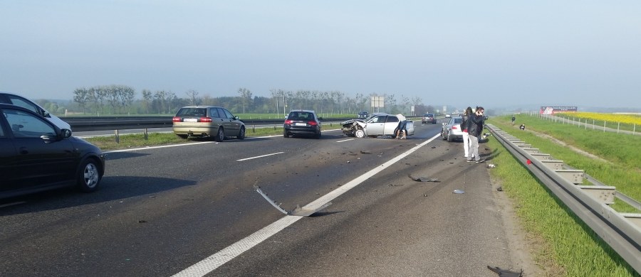 Poważne utrudnienia na A4 na wysokości Góry Świętej Anny na Opolszczyźnie. Zderzyło się tam 6 samochodów osobowych. 4 osoby zostały ranne, w tym jedna ciężko. Zdjęcia ze zdarzenia dostaliśmy na Gorącą Linię RMF FM.